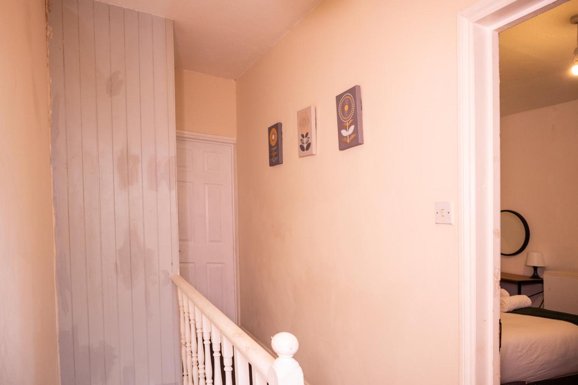 The Private Villa, Centre, 4 Bedrooms, Sleeps 9 Northampton